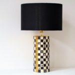 stolní lampa černobílá šachy