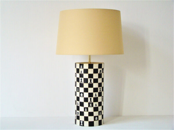 stolní lampa černobílá šachy, šachovnicový vzor
